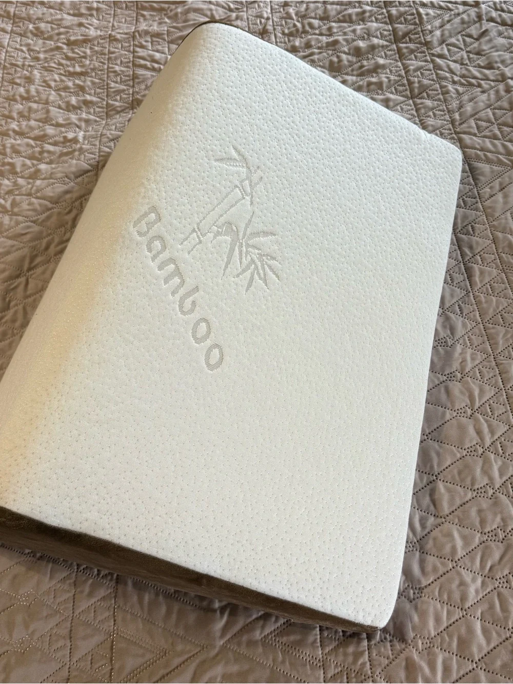 LUNIX. BAMBOO Contour Memory Foam Pillow - White and Brown